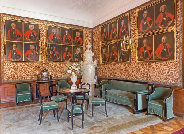 SAN ANTONIO, ESLOVAQUIA - 26 DE FEBRERO DE 2014: Salón principal con los retratos de oficiales gloriosos de la guerra contra los turcos de Carl Emrich (1727 - 1731) en palacio Saint Anton . —  Fotos de Stock