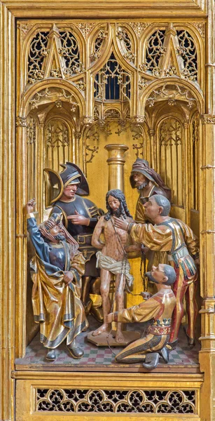 VIENA, AUSTRIA - 17 DE FEBRERO DE 2014: Flagelación del panel de Jesús como detalle del altar de alas talladas góticas en la Iglesia de la Orden Teutónica o Deutschordenkirche del año 1520 principalmente de Malinas . —  Fotos de Stock