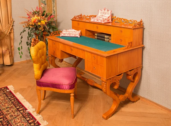 SAN ANTÓN, ESLOVAQUIA - 27 DE FEBRERO DE 2014: Mesa de trabajo de 19. cent. en salón de Luise en palacio Saint Anton . —  Fotos de Stock