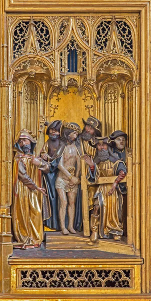 VIENNA, ÁUSTRIA - FEVEREIRO 17, 2014: Jesus do painel de Pilatos como detalhe do altar de asas esculpidas góticas na Igreja da Ordem Teutônica ou Deutschordenkirche do ano 1520 principalmente de Mechelen . — Fotografia de Stock