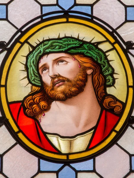 VIENVIENNA, AUSTRIA - FEBRUARY 17, 2014: Jesus Christ with the crown of thorns from windowpane in Carmelites church in Dobling by "Geyling" workroom from the beginning of the 20. cent. — Stock Photo, Image