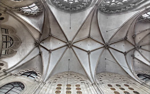 VIENNA, ÁUSTRIA - FEVEREIRO 17, 2014: teto gótico na igreja da Ordem Teutônica ou Deutschordenkirche . — Fotografia de Stock