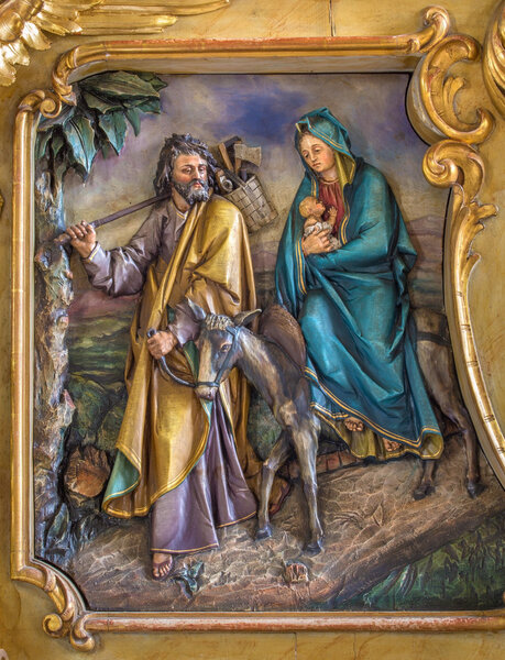 ТРНАВА, СЛОВАКИЯ - 3 МАРТА 2014 г.: Вырезан рельеф сцены полета в Египет из бокового алтаря святого Иосифа в иезуитской церкви с 19. века
.