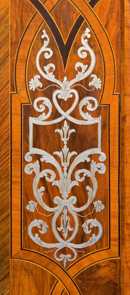 ВЕНА, Австрия - 17 февраля 2014 г.: Деталь интарсии в стиле барокко на двери ризницы церкви Св. Анны . — стоковое фото