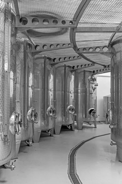 TRNAVA, SLOVAKIA - MARÇO 3, 2014: Interior de fabricação de vinho de grande produtor eslovaco "Mrva e Stanko". Casco grande moderno para a fermentação . — Fotografia de Stock