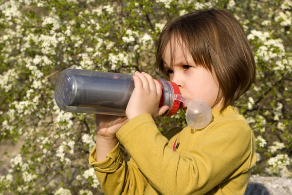 Törst för liten flicka — Stockfoto