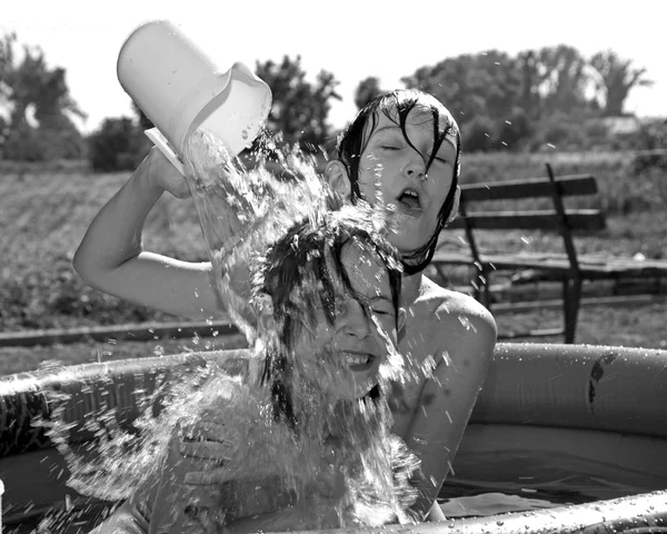 Divertimento delle bambine in bacino — Foto Stock