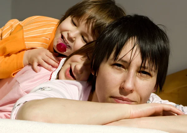 Diversão de mãe e filhas na cama - manhã — Fotografia de Stock