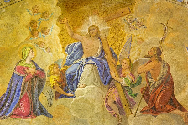 Benátky, Itálie - 11. března 2014: exteriérové mozaiky z katedrály svatého Marka nad hlavním portálem. Ježíš králem nebes a hl. Marie a svatého Jana Křtitele. — Stock fotografie