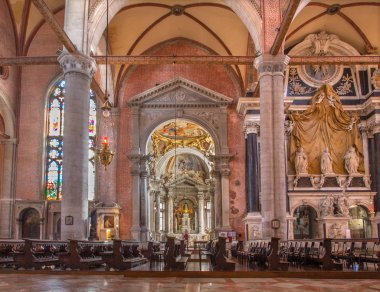 Venice, İtalya - 12 Mart 2014: basilica di san giovanni e paolo Kilisesi, iç. Aziz Dominic Şapel için NEF bakmak.