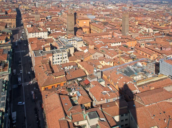 Bologna - Szent Péter templom reggel a torre asinelli az outlook — Stock Fotó