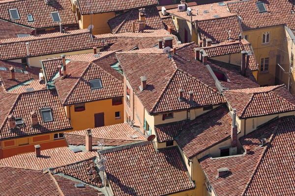 Bolonha - Olhe para baixo a partir de telhados Torre Asinelli da cidade velha — Fotografia de Stock