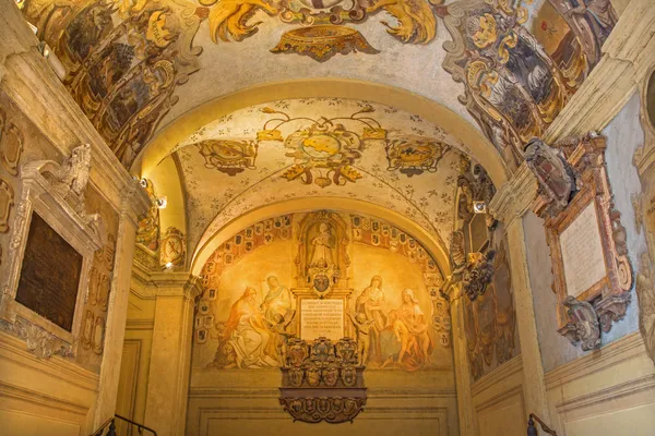 BOLOGNA, ITÁLIA - MARÇO 15, 2014: Teto e paredes de átrio externo de Archiginnasio . — Fotografia de Stock