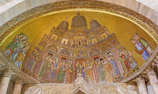 威尼斯，意大利-2014 年 3 月 11 日： 从圣马克大教堂-圣教堂外墙马赛克马可在侧门户. — 图库照片