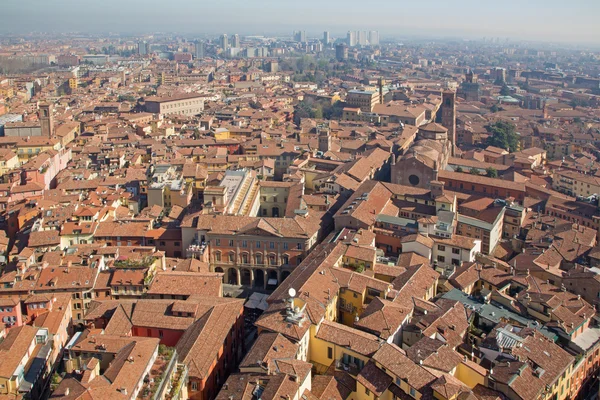 Bologna - reggel a templom san giacomo maggiore-keleten a torre asinelli az outlook — Stock Fotó