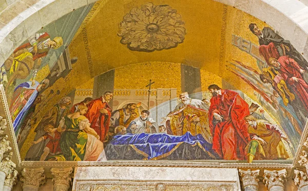 Venice, Italië - 11 maart 2014: exterieur mozaïek van st. mark kathedraal over het portaal kant. dood van saint mark de evangelist. — Stockfoto