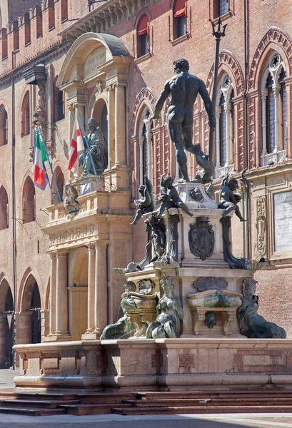 Boloňa - Fontana di Nettuno nebo Neptune fontána na náměstí Piazza Maggiore — Stock fotografie