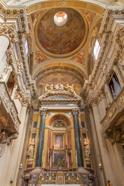 BOLOGNA, ITALIA - 15 MARZO 2014: Altare maggiore della chiesa barocca di Santa Maria della Vita progettata nel 1787 da Giuseppe Tubertini . — Foto Stock