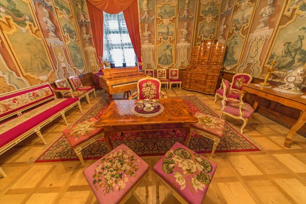 SAN ANTONIO, ESLOVAQUIA - 27 DE FEBRERO DE 2014: Salón de Roma desde el siglo XVIII. en palacio Saint Anton con la costura hecha a mano en las sillas y fondos de pantalla textiles con los bustos de Césares . — Foto de Stock