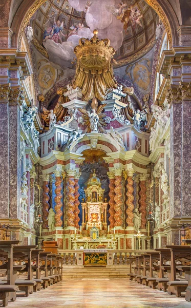 Venice, Włochy - 11 marca 2014: prezbiterium i głównej nawy barokowy kościół santa maria degli scalzi. — Zdjęcie stockowe