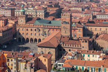 Bologna - torre asinelli Outlook'tan palazzo temsilcisi ve palazzo comunale sabah