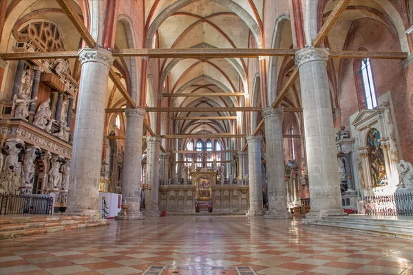 VENECIA, ITALIA - 12 DE MARZO DE 2014: Nave de la iglesia Santa Maria Gloriosa dei Frari . —  Fotos de Stock