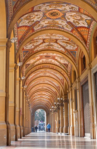 Bologna, Itálie - 16 března 2014: vnější chodby od via farini ulici ráno. — Stock fotografie