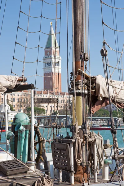 Veneza - veleiro e torre sineira — Fotografia de Stock