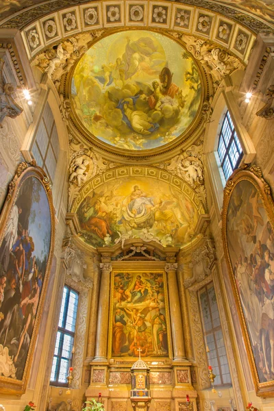 Bologna, Italien - 17 mars 2014: prästgården och huvudsakliga altaret i kyrkan san michele i bosco med färgen av frederico gnudi (1850) och fresk av c. m. canuti. — Stockfoto