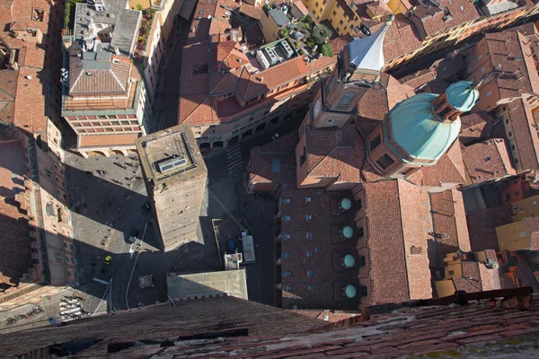 Bologna - Look down from Torre Asinelli to Torre Garisenda and church of st. Bartolomeo e Gaetano. — Stock Photo, Image