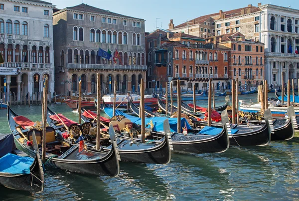 Venice, Włochy - 12 marca 2014: kanał grande i stacji dokującej gondole — Zdjęcie stockowe