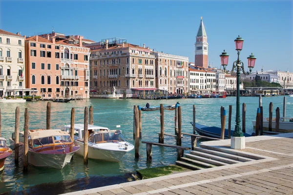 VENICE, İtalya - 13 Mart 2014: Canal grande ve Santa Maria della Salute Kilisesi için tekneler.
