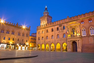 Bologna - Palazzo Comunale ve Piazza Maggiore Meydanı Sabah Alacakaranlığı