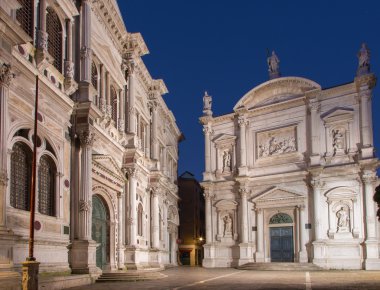 Venedik - scuola grande di san rocco ve kilise chiesa san rocco dusk içinde.