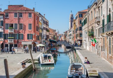 Venice, İtalya - 13 Mart 2014: fondamenta giardini sokak ve campo san barnaba kare.