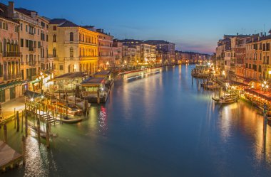 Venice, İtalya - 11 Mart 2014: canal grande gece gün batımından ponte rialto içinde
