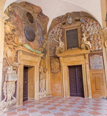 Bologna, İtalya - 15 Mart 2014: portallar üzerinden archiginnasio dış atrium