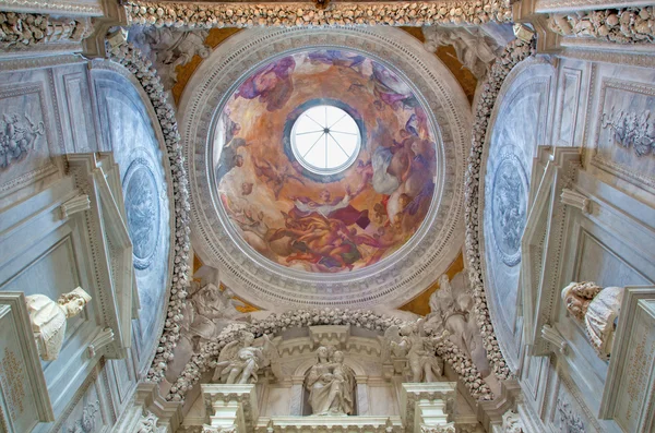 VENECIA, ITALIA - 14 DE MARZO DE 2014: Cúpula de Cappella Sagredo a partir del siglo XVII. con el fresco de Girolamo Pellegrini en la iglesia San Francesco della Vigna . — Foto de Stock