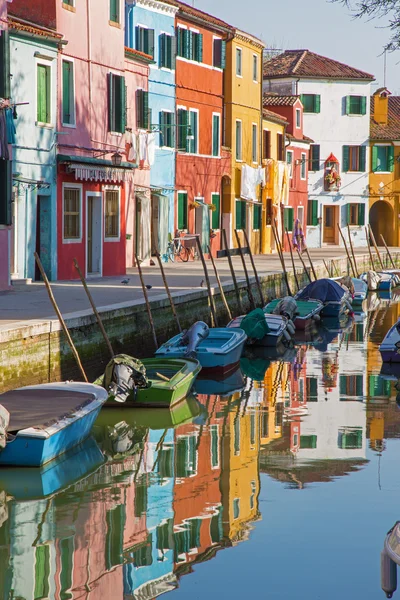 Veneza - Casas sobre o canal da ilha de Burano — Fotografia de Stock