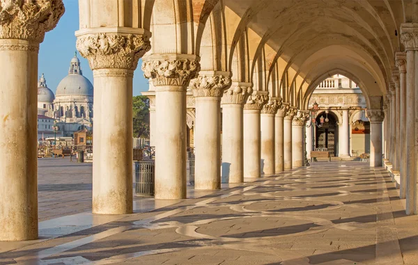 Venice - Exterior corridor of Doge palace and church Santa Maria della Salute in background. — Stock Photo, Image