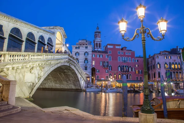 Venedig, Italien - 11 mars 2014: ponte rialto i kväll skymning — Stockfoto