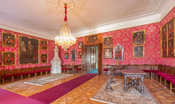 SAN ANTONIO, ESLOVAQUIA - 26 DE FEBRERO DE 2014: Salón principal con los retratos de oficiales gloriosos de la guerra contra los turcos de Carl Emrich (1727 - 1731) en palacio Saint Anton . — Foto de Stock