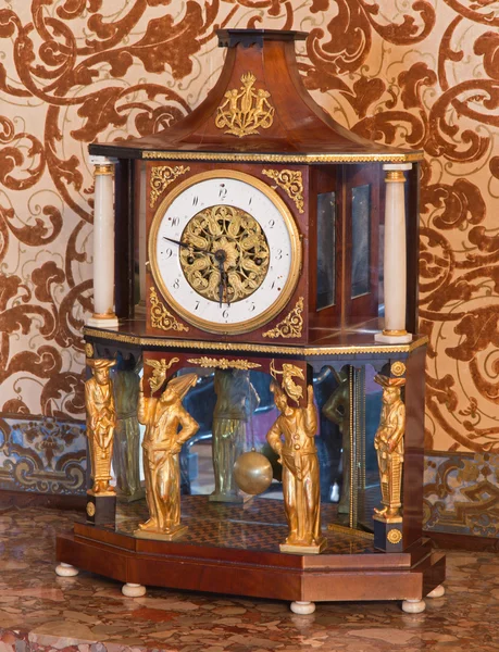 Sv. anton, Slovensko - 26. února 2014: stolní empírové hodiny z 19. cent. v paláci sv. anton. — Stock fotografie