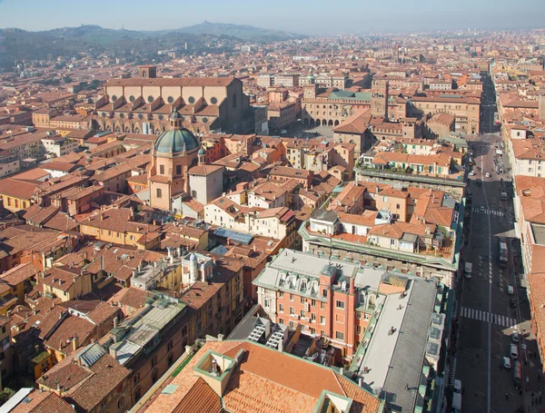Boloňa - Výhled z Torre Asinelli na Dom a Palazzo Comunale v dopoledních hodinách — Stock fotografie