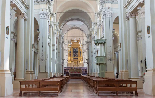 Bologna, İtalya - 16 Mart 2014: saint dominic veya san domenico Barok kilisenin ana nefin. — Stok fotoğraf