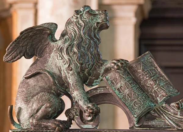 Venetië - Leeuw bronzen standbeeld als symbool van st. mark de evangelist - patroon van de stad van poort van klokkentoren. — Stockfoto