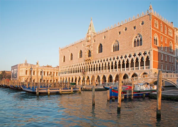 VENICE, ITALY - MARCH 12, 2014: Doge palace and and waterfront in morning light. — Stock Photo, Image