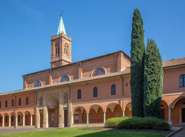 Bolonia - Iglesia de San Girolamo desde el atrio . — Foto de Stock