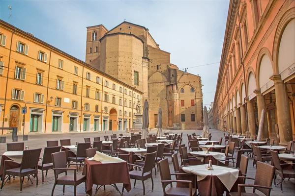 BOLOGNA, ITALIA - 16 MARZO 2014: Piazza Galvani con la Chiesa del Dom o San Petronio domenica mattina . — Foto Stock