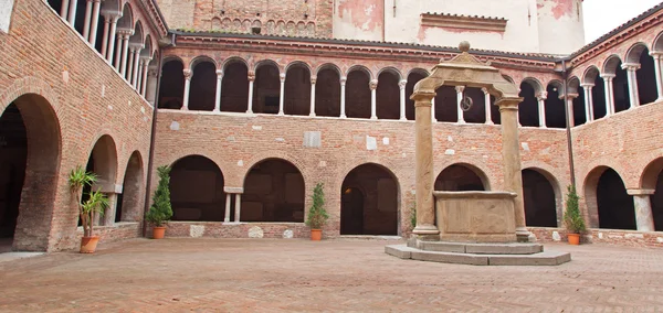 BOLOGNA, ITALIA - 16 DE MARZO DE 2014: Atrio en San Esteban o complejo de iglesias Santo Stefano . — Foto de Stock